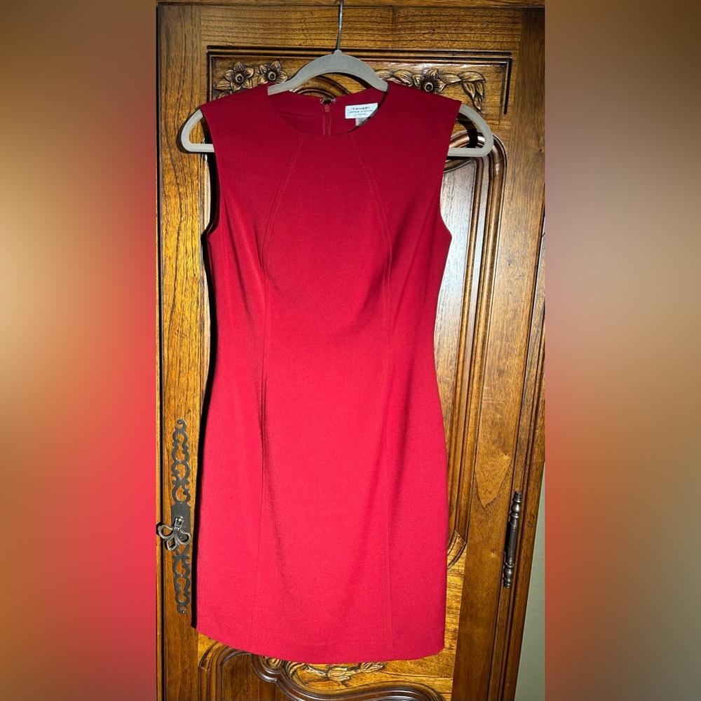 Tahari chic sleeveless red sheath dress w zipper and slimming seams. Size 2P